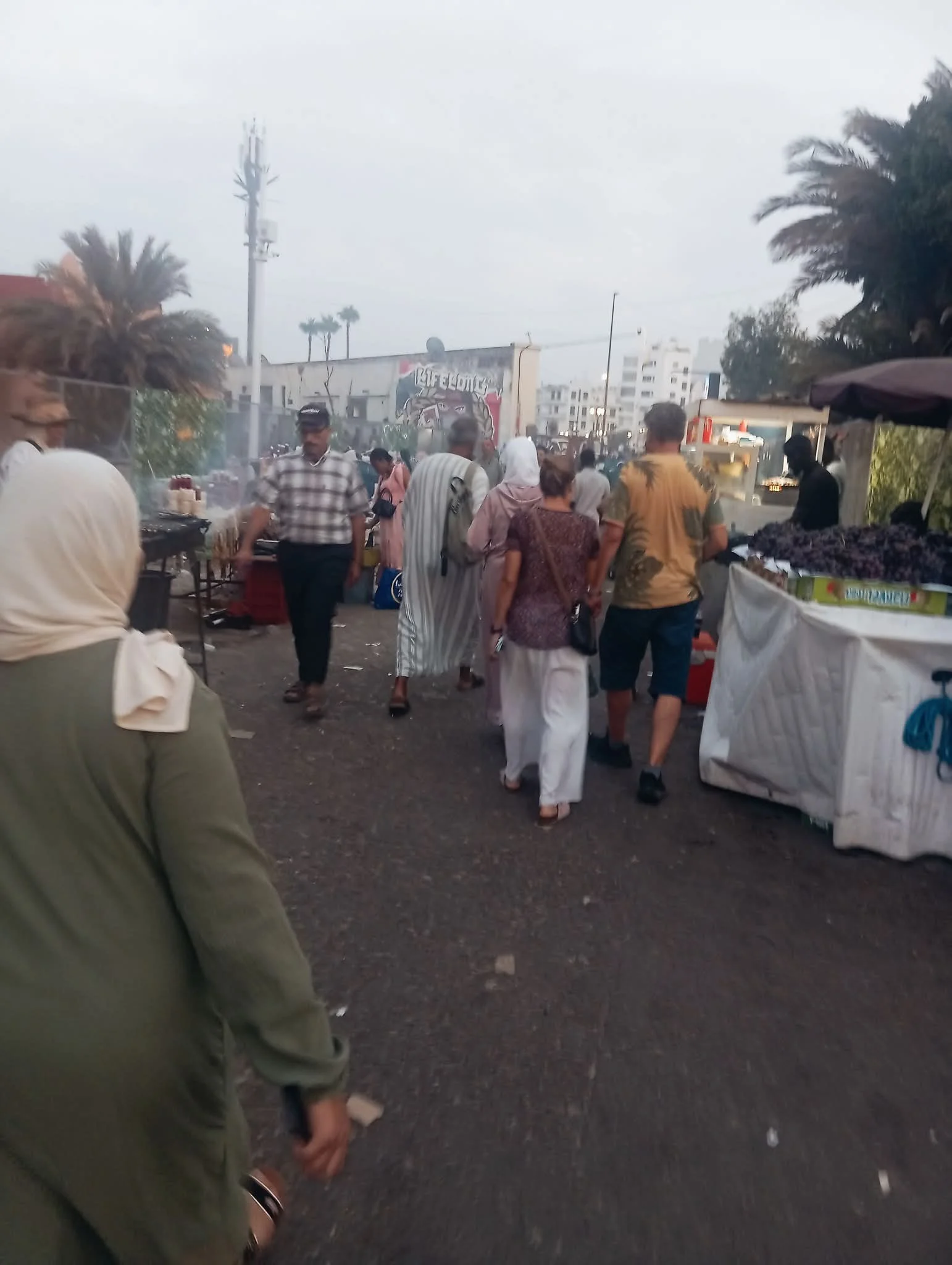 ممر باب مراكش والسوق النموذجي الإفريقي.. روائح كريهة وفوضى تثير استياء المواطنين والسياح