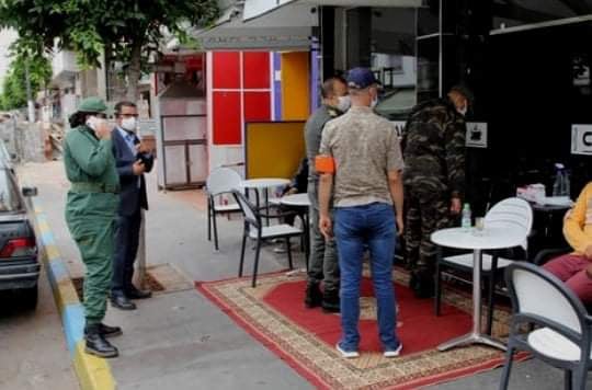 السلطات تمنع نقل مباراة المغرب والجزائر بمقاهي هذه المدينة