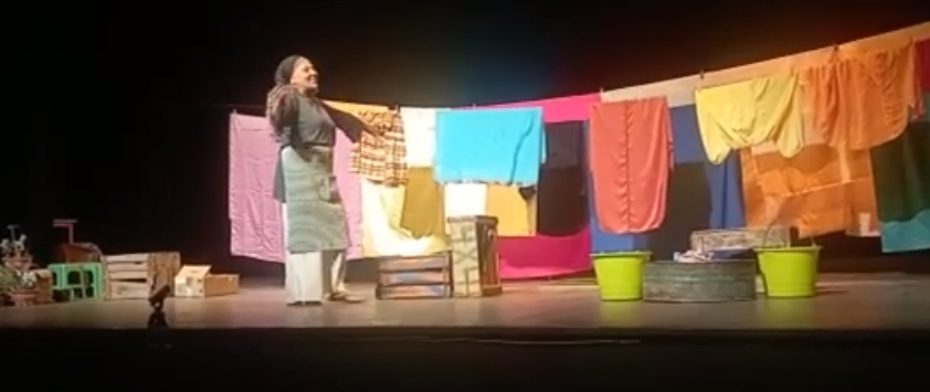 دار الثقافة بني ملال تعرض مسرحية الحيط القصير من تشخيص اللبنانية وفاء ملك شوفو اش قالت على المغاربة