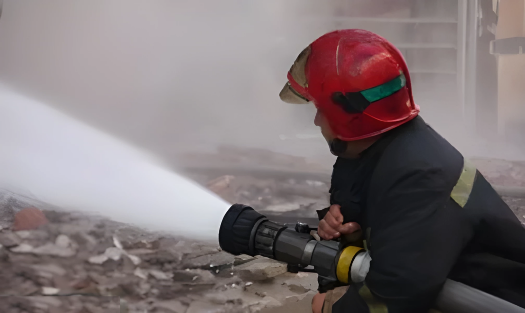 القنيطرة…اندلاع حريق بفضاء خارجي للتخزين تابع لشركة متخصصة في منتوجات التعبئة والتغليف بالكرتون، كائنة بمنطقة العصام .