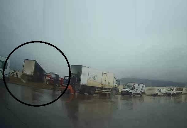 شاحنة تقتحم جدار مطار سانية الرمل بتطوان وتستنفِر السلطات.