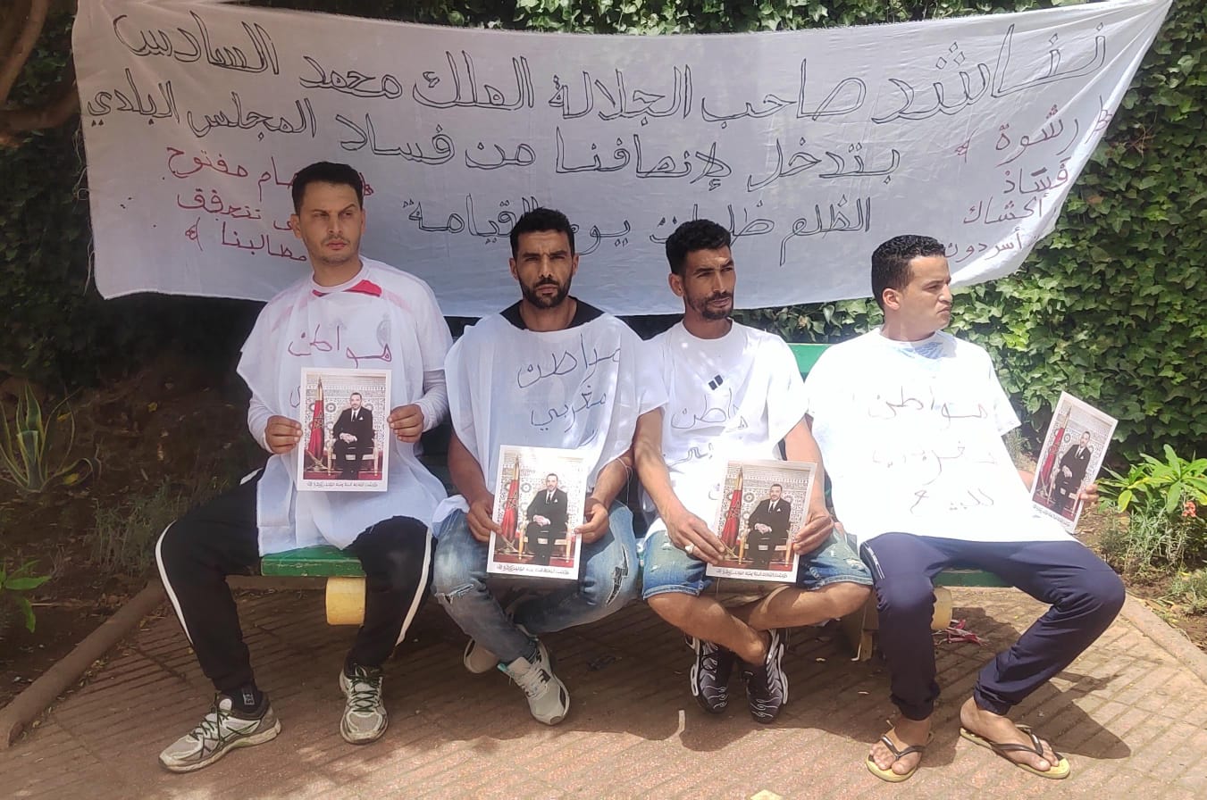 شباب يخيطون أفواههم بمنتزه عين أسردون إحتجاجًا على إقصائهم من الإستفادة من الأكشاك