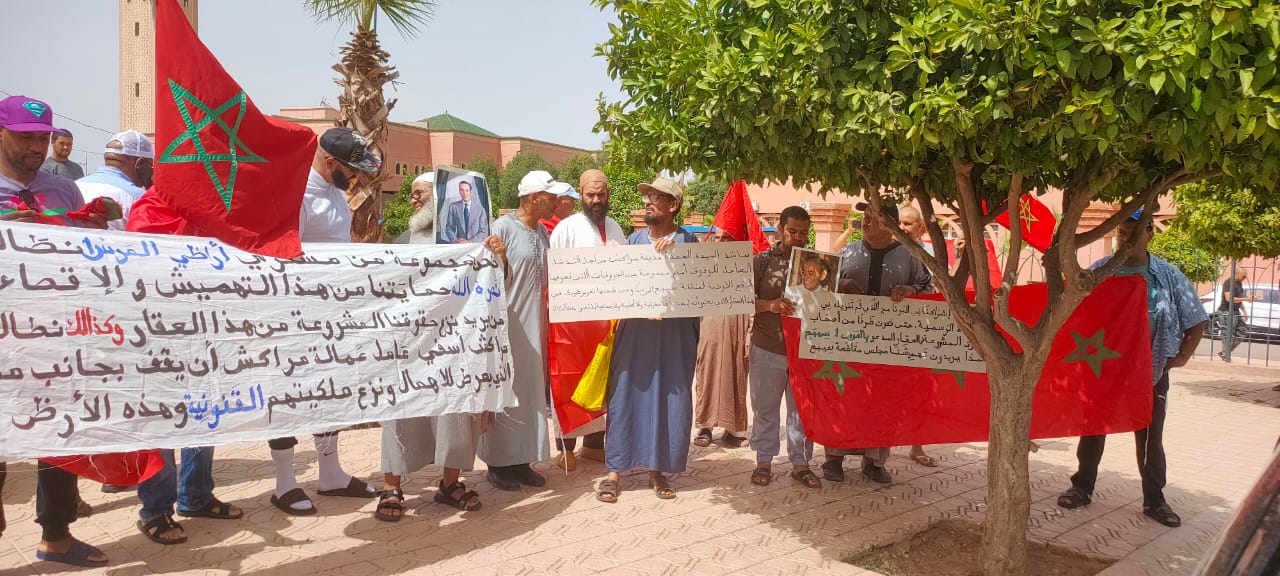 وقفة احتجاجية لمشتري أراضي المرس 1 أمام مقاطعة سيدي يوسف بن علي بمراكش للمطالبة بالمساواة