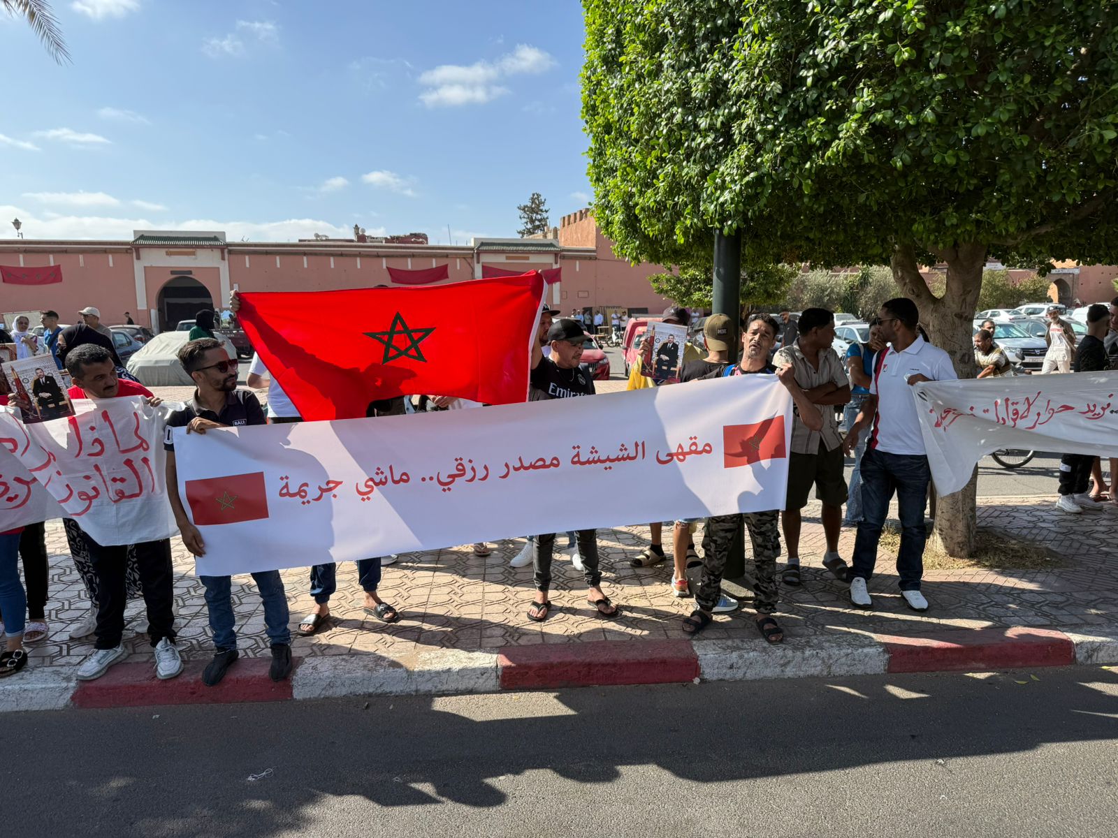 مستخدمو مقاهي الشيشة يحتجون أمام ولاية مراكش-آسفي ويطالبون بحلول تشريعية