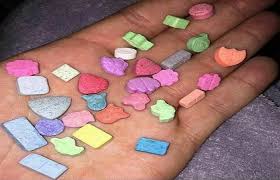 أنباء عن مخدر شبيه بحلوى يروج في محيط المؤسسات التعليمية وأولياء الأمور يدقون ناقوس الخطر