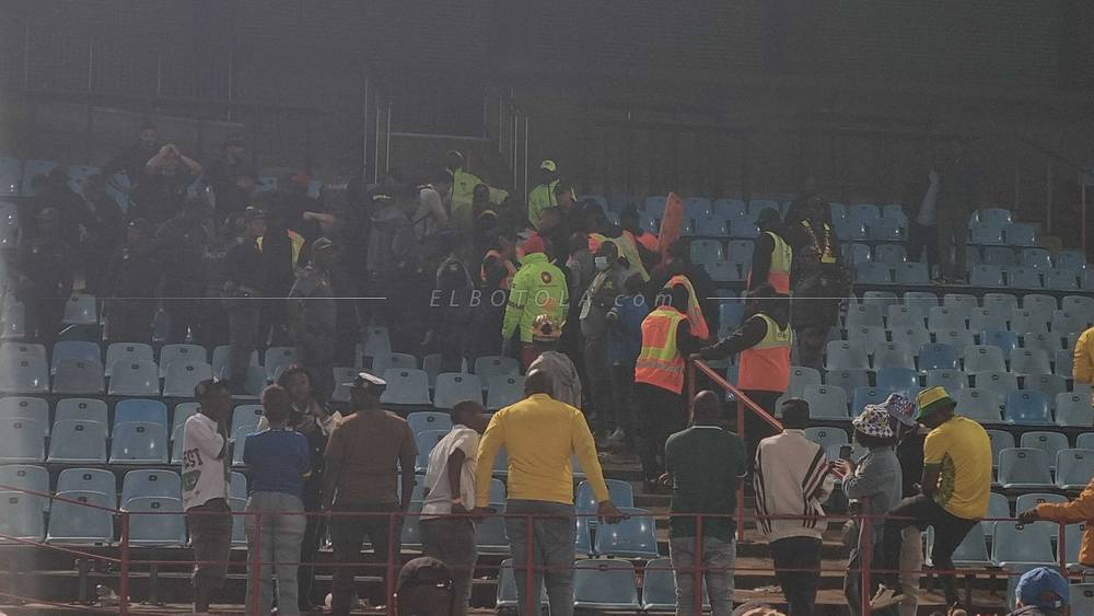 حادث سقوط مؤسف لمشجع الجيش الملكي في مباراة سان داونز يستدعي تدخلاً طبياً عاجلاً