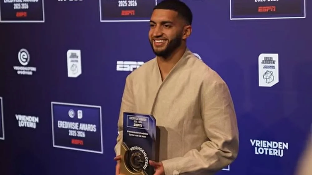 إسماعيل الصيباري يتوج بجائزة أفضل لاعب في الدوري الهولندي ويُهدي الإنجاز لعائلته