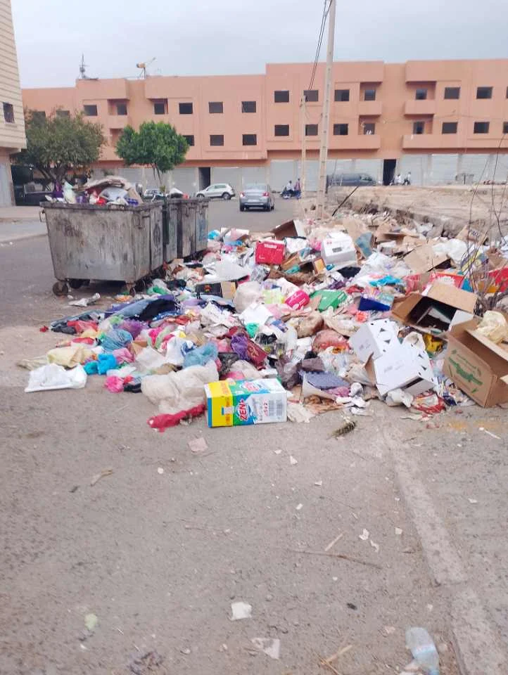 بني ملال تحت وطأة النفايات المتراكمة: بين تقصير الشركة، صمت المجلس الجماعي، وسلوكيات الساكنة.. من يتحمل المسؤولية؟