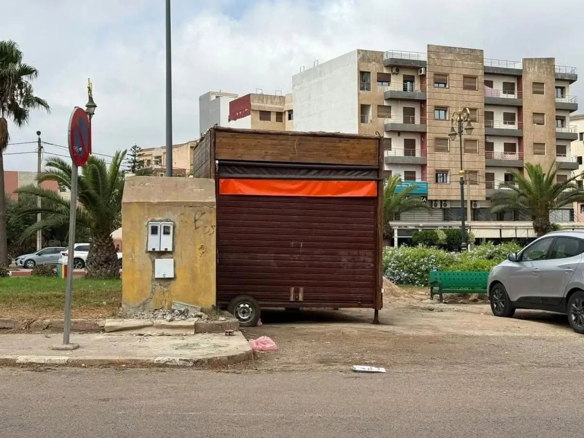 كيوسك عشوائي يثير حفيظة الساكنة بسطات ومطالب بتدخل السلطات لتحرير الملك العام