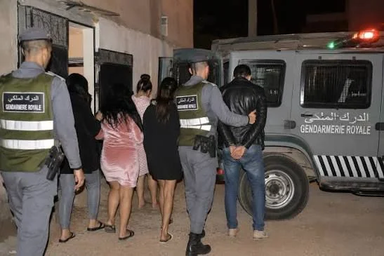 مداهمة أمنية تطيح بـ10 أشخاص داخل فيلا بطريق تحناوت بمراكش
