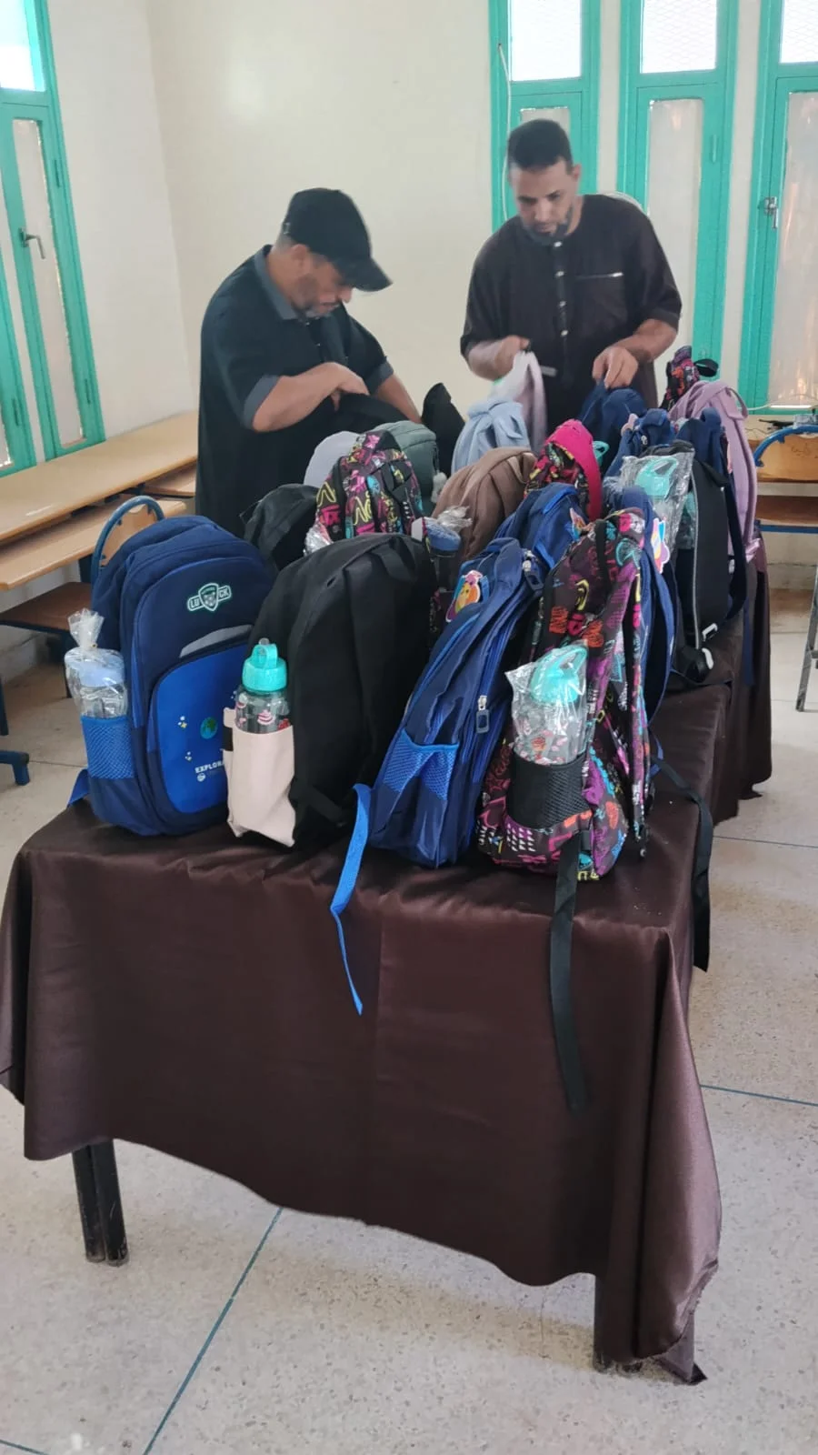  العيون...جمعية منبر التجار للتنمية الاجتماعية والتضامن توزع محافظ مدرسية لفائدة تلاميذ عدد من المؤسسات التعليمية