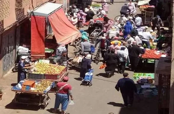 الباعة الجائلون بين غياب حلول المجلس الجماعي ومعاناة السلطة المحلية في الميدان..صورة تعبيرية