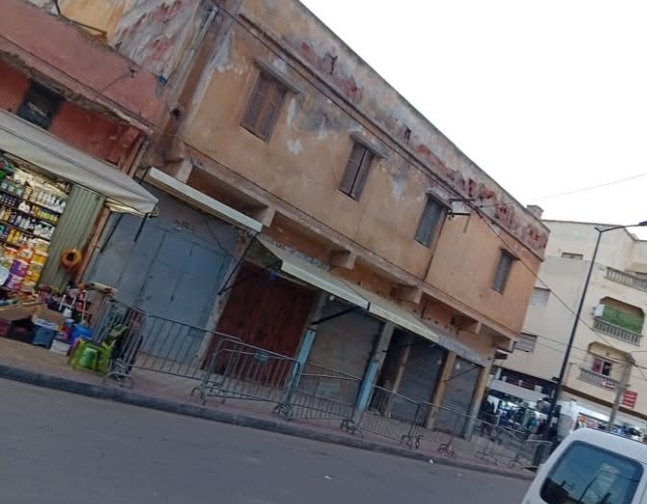 برشيد .. إغلاق محلات زنقة المدينة يثير غضبا واسعا وسط التجار ومطالب بمهلة إنسانية قبل عيد الأضحى