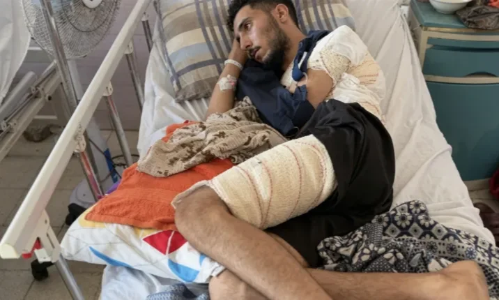 صحيفة إسبانية توظف صورة مصاب فلسطيني في أحداث سبتة