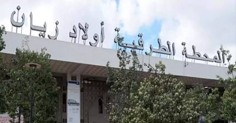 فوضى نقل المسافرين في الدار البيضاء: معاناة يومية ونصب مكشوف