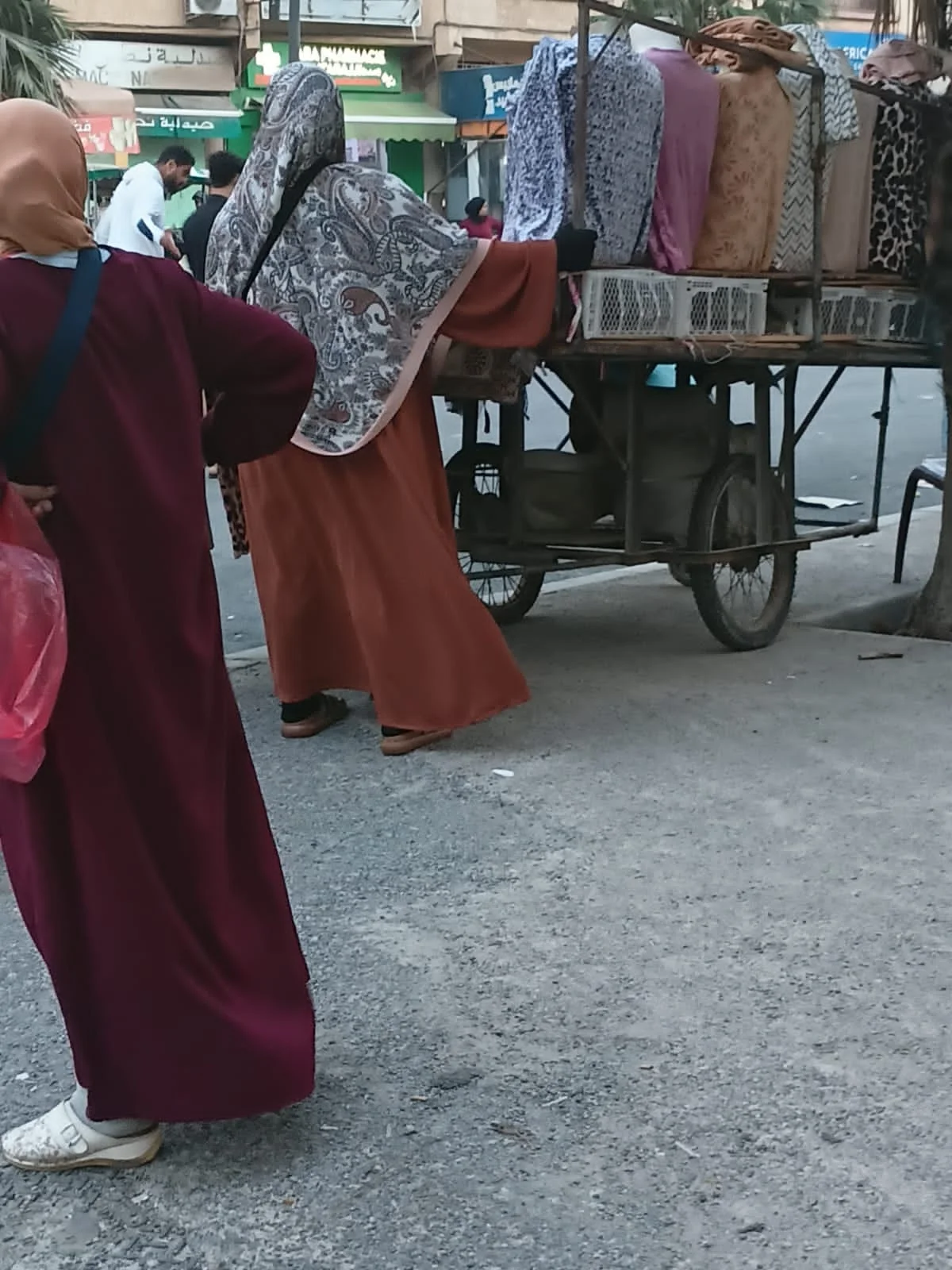 مديونة تحت احتلال الباعة الجائلين.. رشق أعوان السلطة بالحجارة واعتداءات وتهديدات بالقتل وسط معاناة الساكنة
