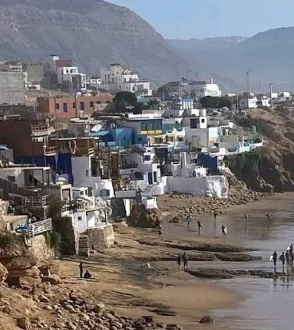 فضيحة على الشريط الساحلي.. مسؤول نافذ في أكادير تحت مجهر شبهات البناء العشوائي!