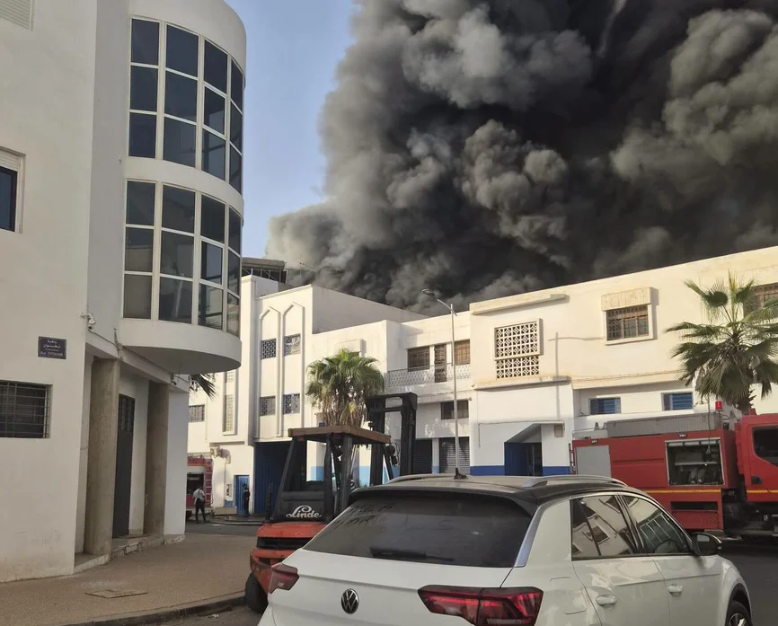 أكادير: السيطرة على حريق مهول داخل مستودع لشباك الصيد بمنطقة تاسيلا