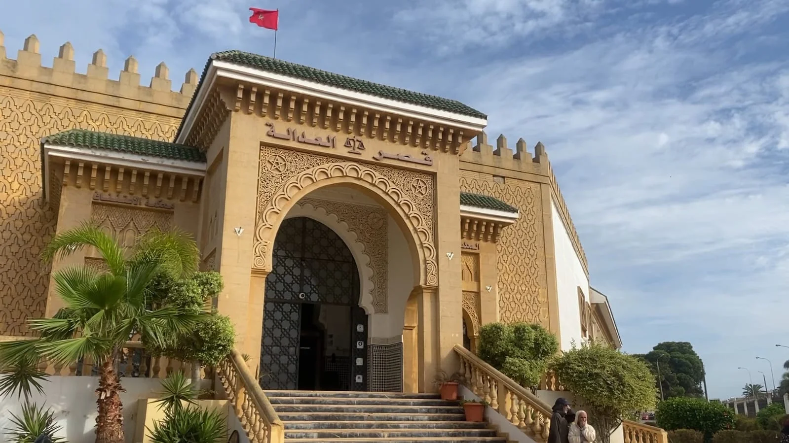 فاس: متابعة مديرة وكالة بنكية في حالة سراح ومذكرة بحث في حق محامٍ فار بتهمة الخيانة الزوجية