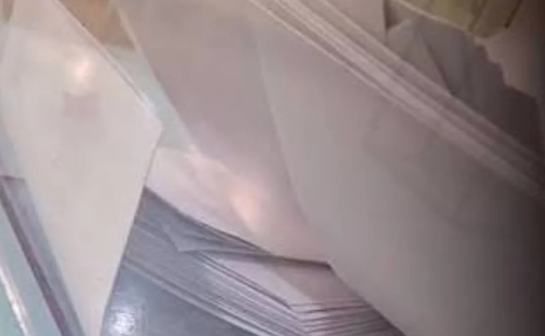 فتح بحث قضائي في صندوق زجاجي بداخله بعض الأغلفة البيضاء في مكتب تصويت بطنجة