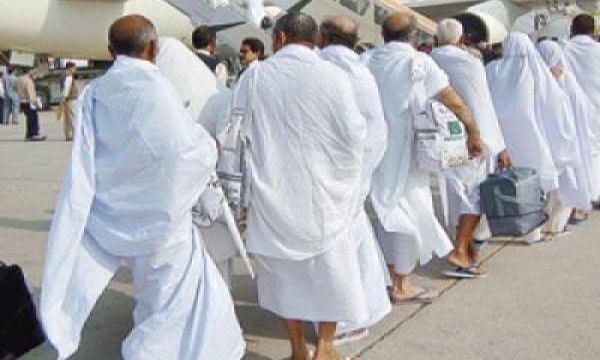 مئات المعتمرين المغاربة عالقون في السعودية بسبب إلغاء رحلات جوية