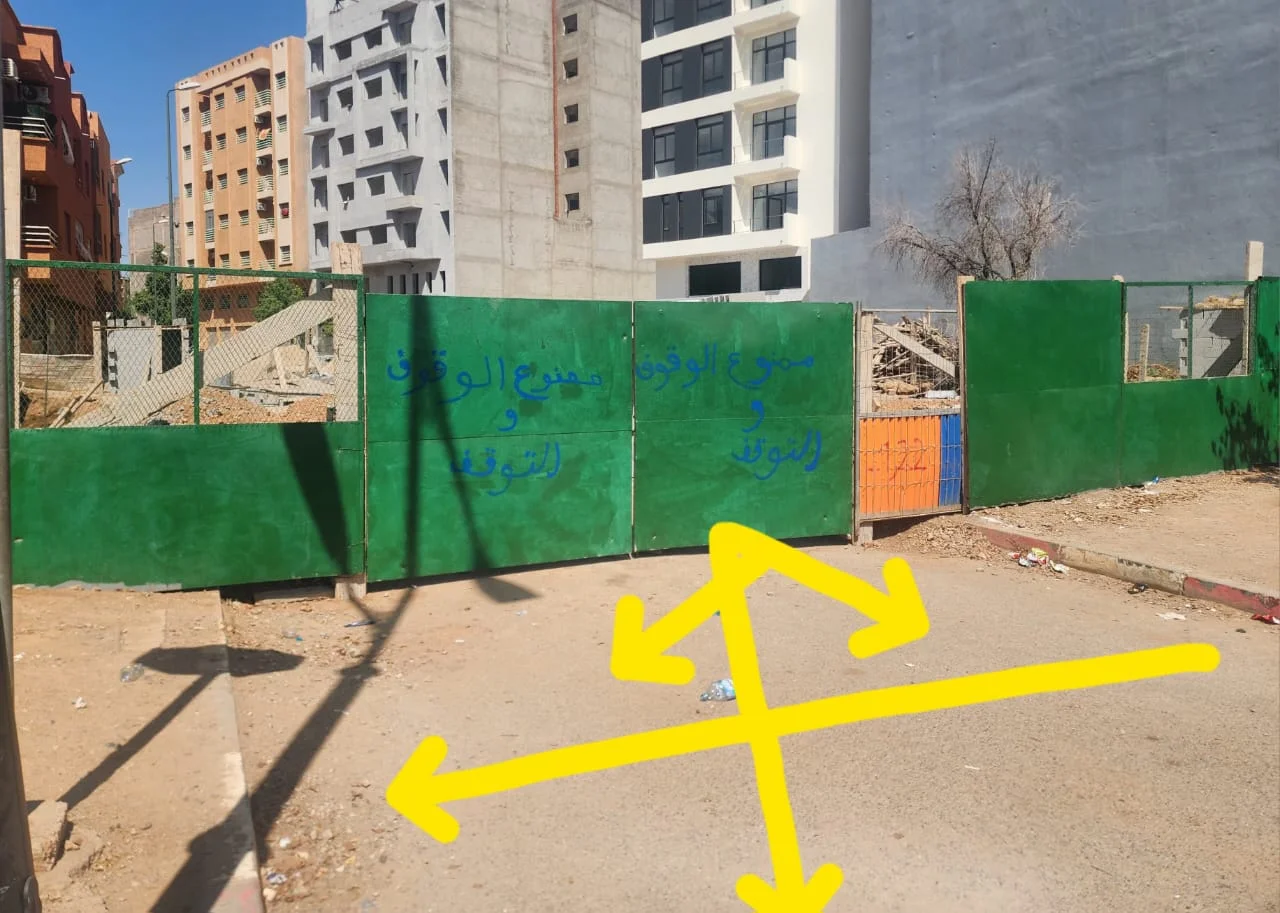 بني ملال: تجزئة إحسان بشارع الحسن الثاني تتحول إلى رهينة لاحتلال الملك العام.. وأقواس التساؤل تتجه للمجلس الجماعي والسلطات المحلية